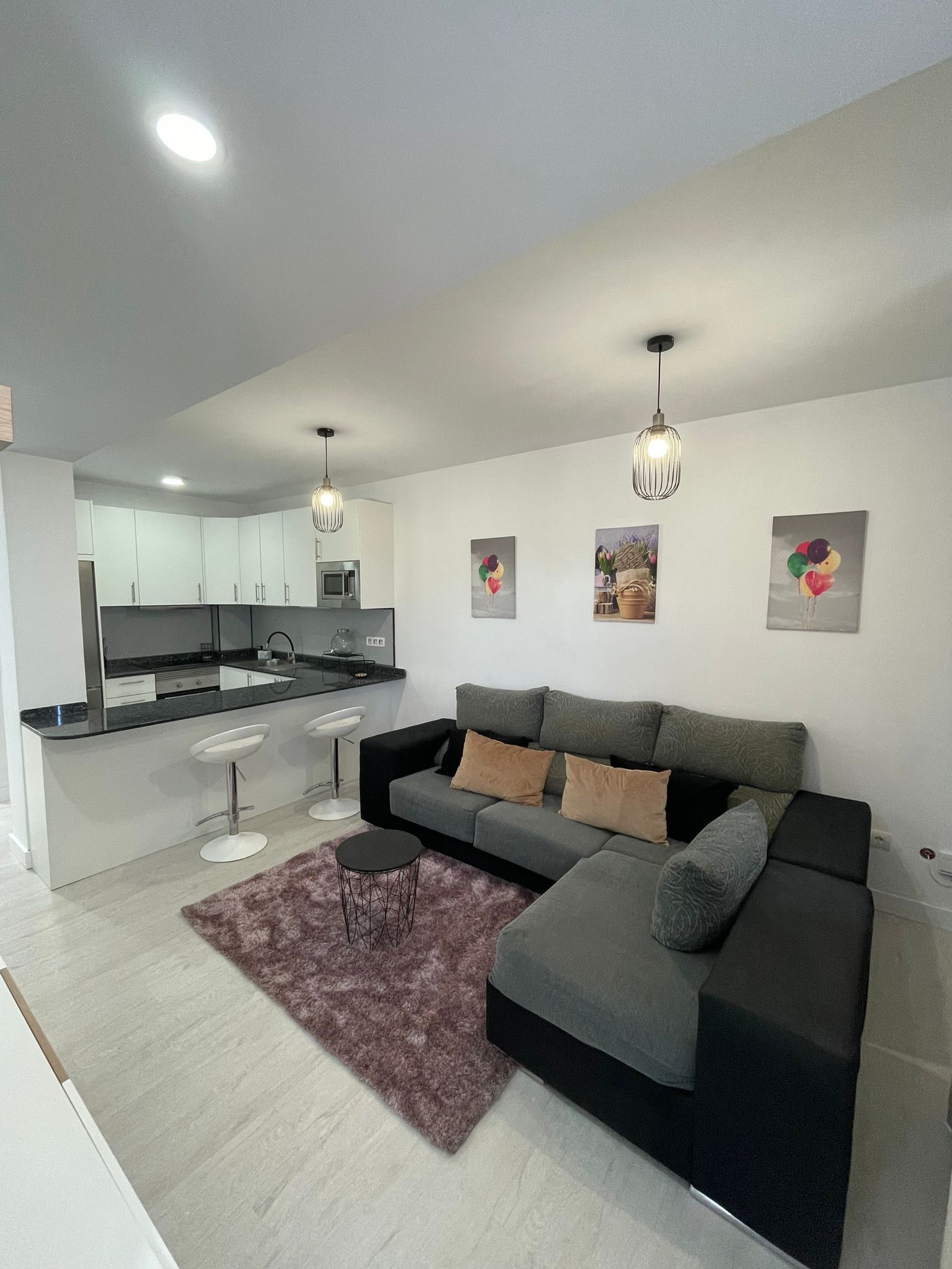 Suelo vinílico SPC en salón y cocina abierta en vivienda de Gran Canaria