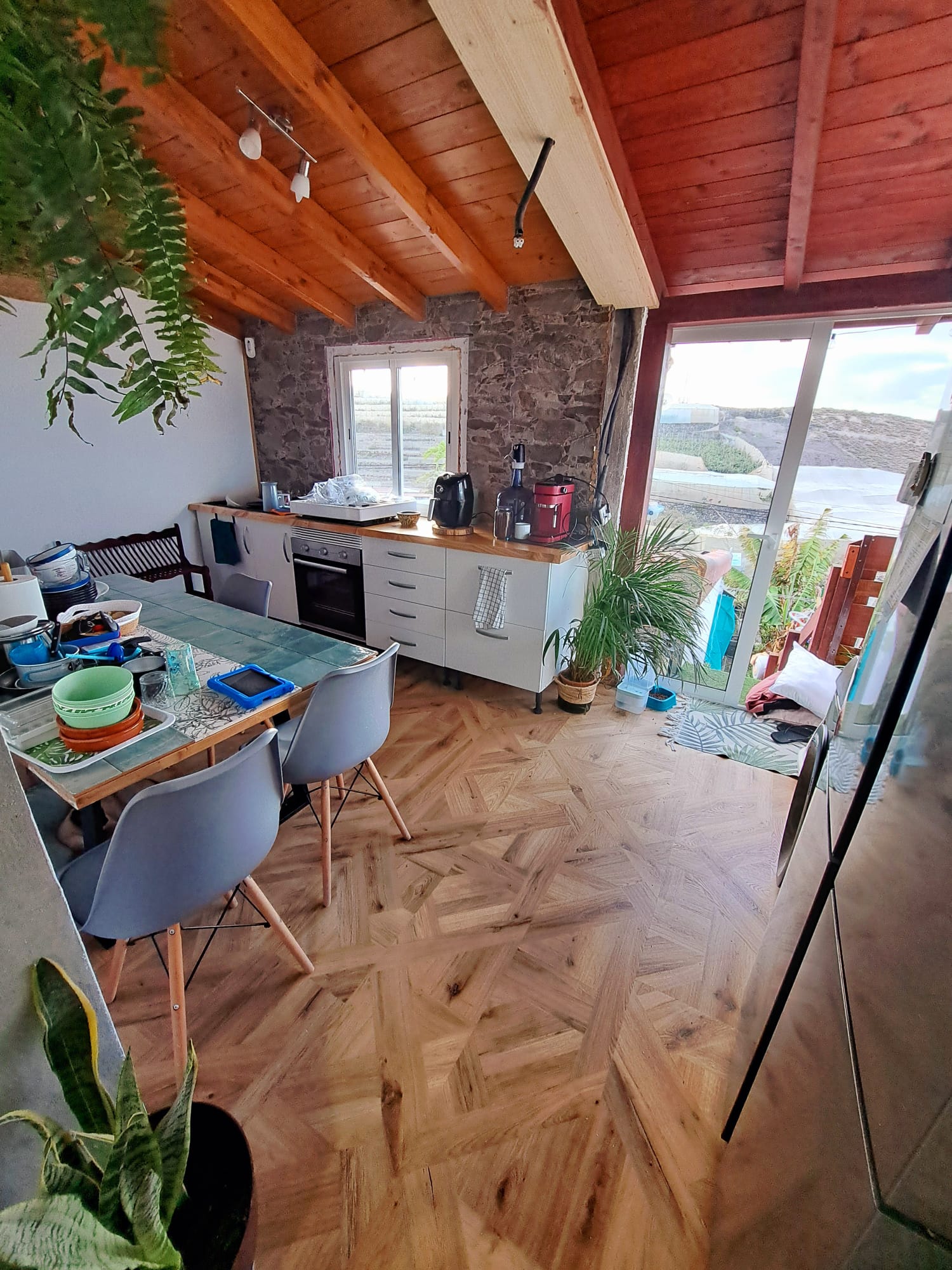 Instalación de suelo laminado con techo revestido en tarima de madera