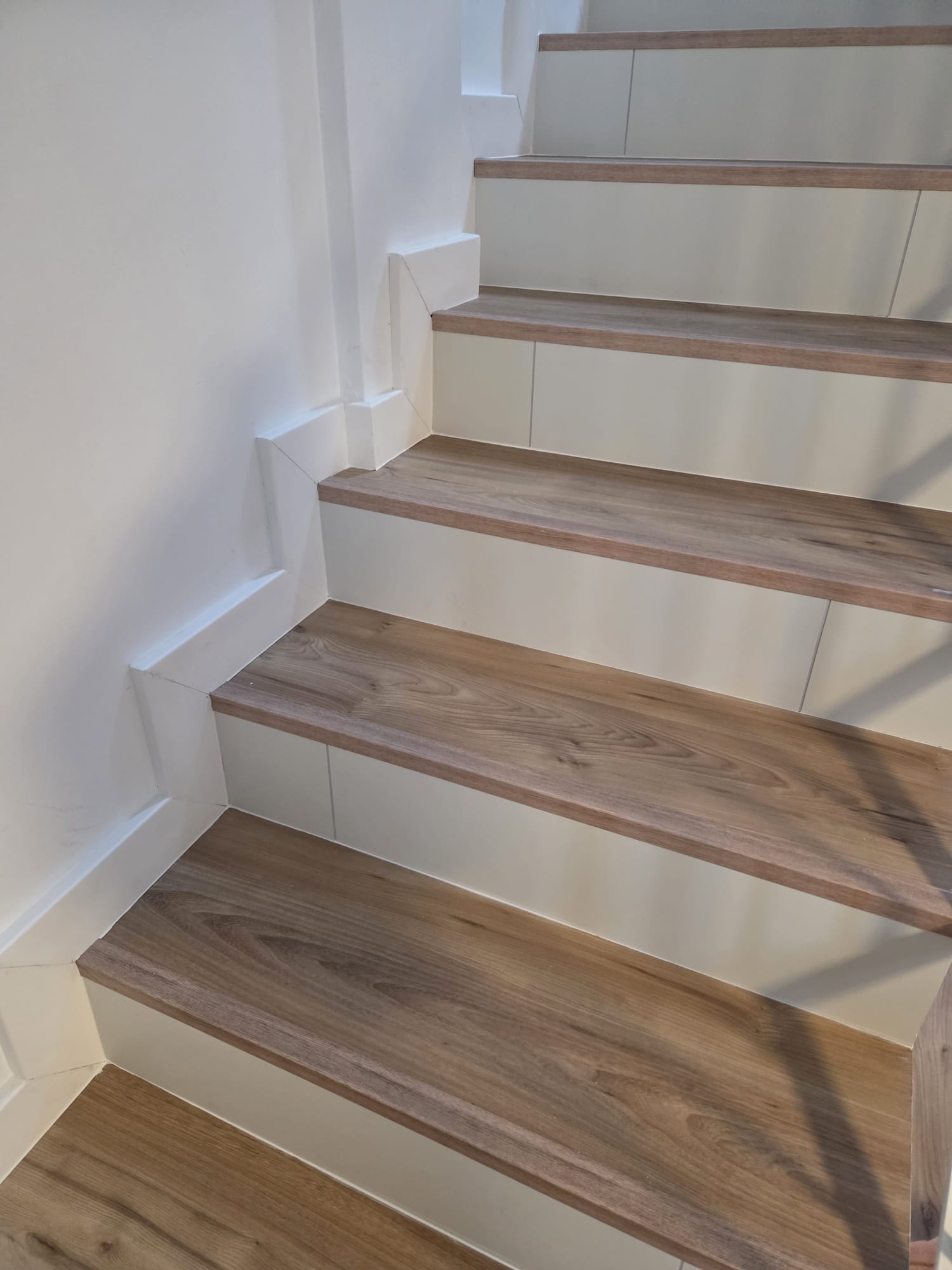 Instalación de suelo vinílico en vivienda completa en Canarias