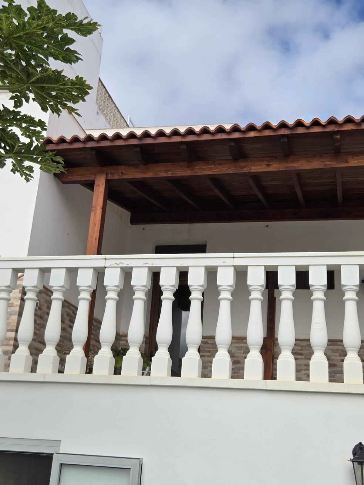 Pérgola de madera a medida instalada en exterior
